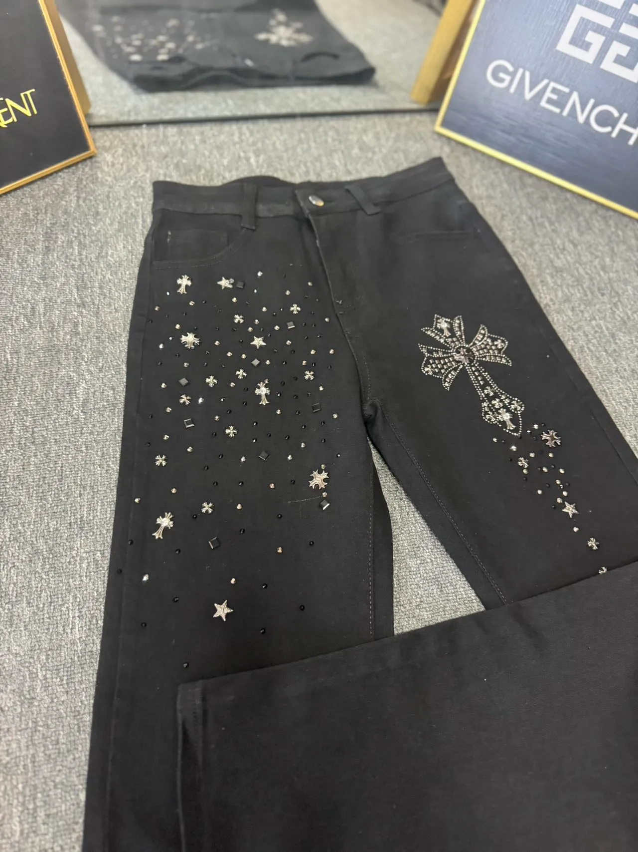 P180 ☞CHROME HEARTS✘Cro Heart Overseas Edition 24ss🔥New Heavy Industry Washed Embroidered American Retro Workwear Washed Jeans Loose Pants with Perfect Details Washed Denim Fabric is Wear-Resistant and Dirty Three-Dimensional Cutting Loose Fit Imported Machine Printing Will Not Crack and Fall Off After Repeated Washing Same Couple Style Color: Denim Blue Size: M-2XL Pants Length Waist Hips M 96 76 106 L 97 80 110 XL 98 84 114 2XL 100 88 118